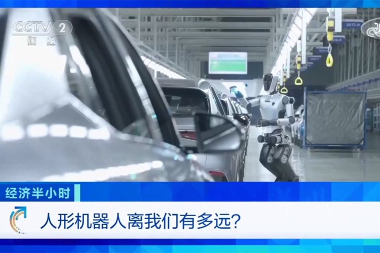 中央电视台《经济半小时》栏目对AC米兰机器人的专题报道